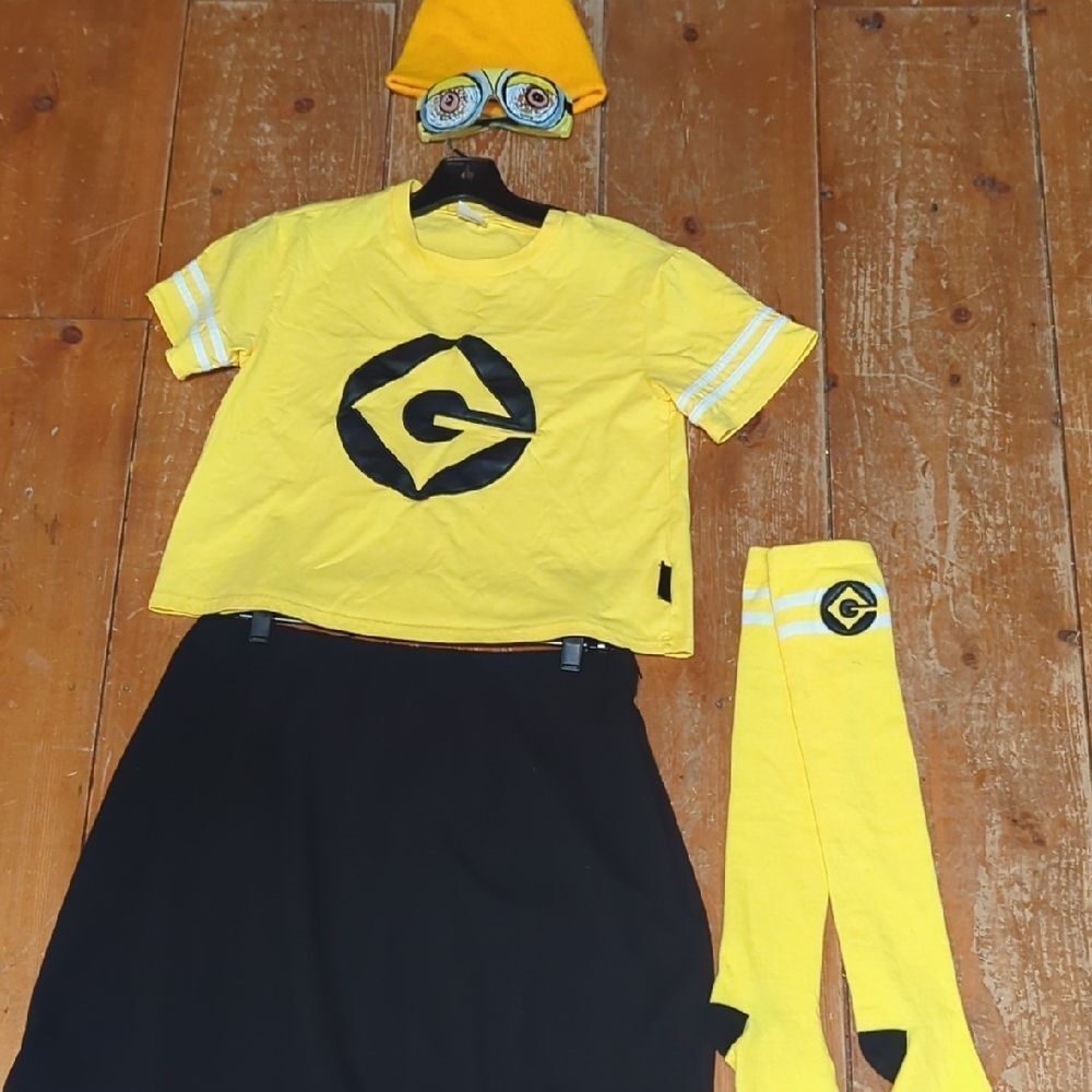 Spirit Halloween Minions‎ Adult T Shirt, socks, Costume Kit Officially Licensed